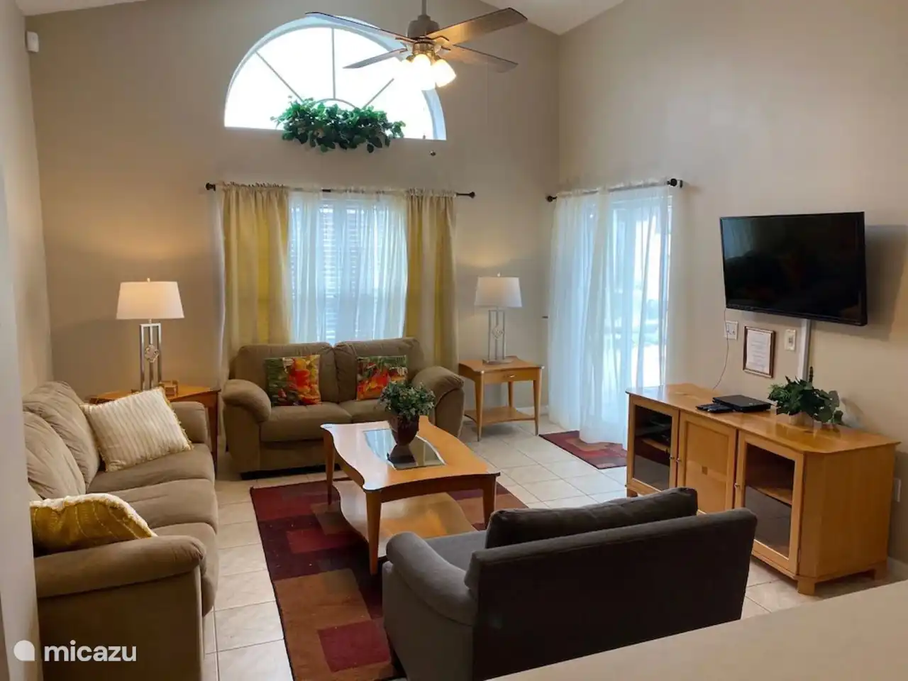 Wohnzimmer mit Smart-TV (Kabel-TV, Netflix, 300 MB Internet)