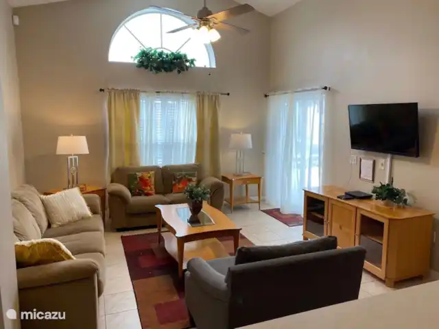 Rolling Hills - à 10 minutes de Disney! | États-Unis, Floride, Kissimmee - maison de vacances Salon avec télévision intelligente (TV par câble, Netflix, Internet 300 Mo)