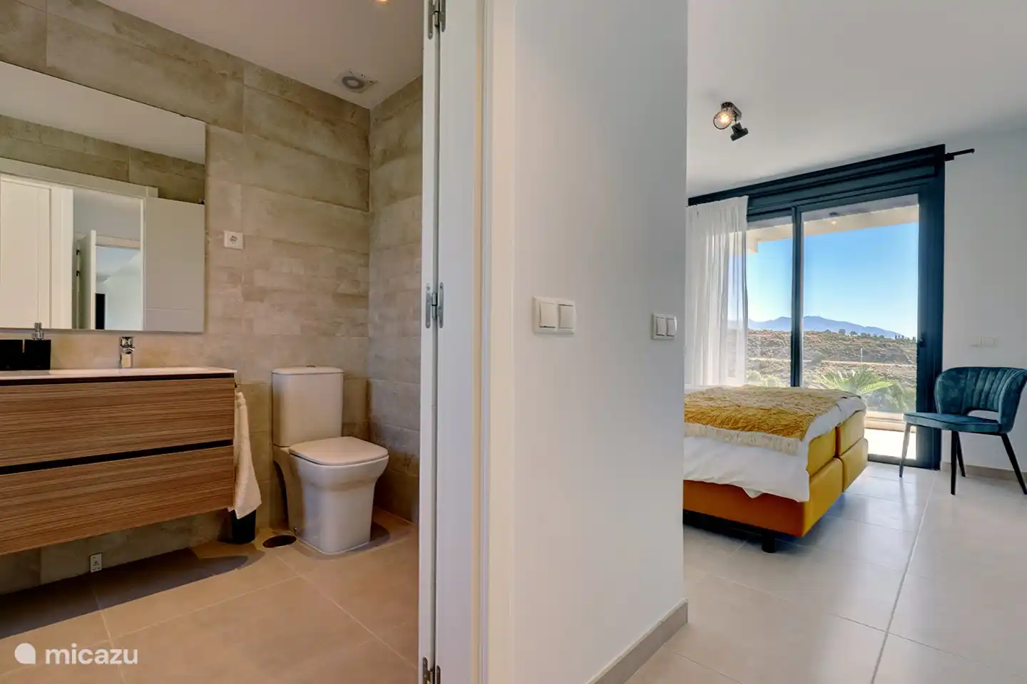 badkamer met aangrenzende badkamer