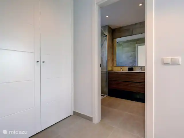 Location de Vacances Espagne, Andalousie, Mijas, appartement - Fairways La Cala Golf salle de bain et placards