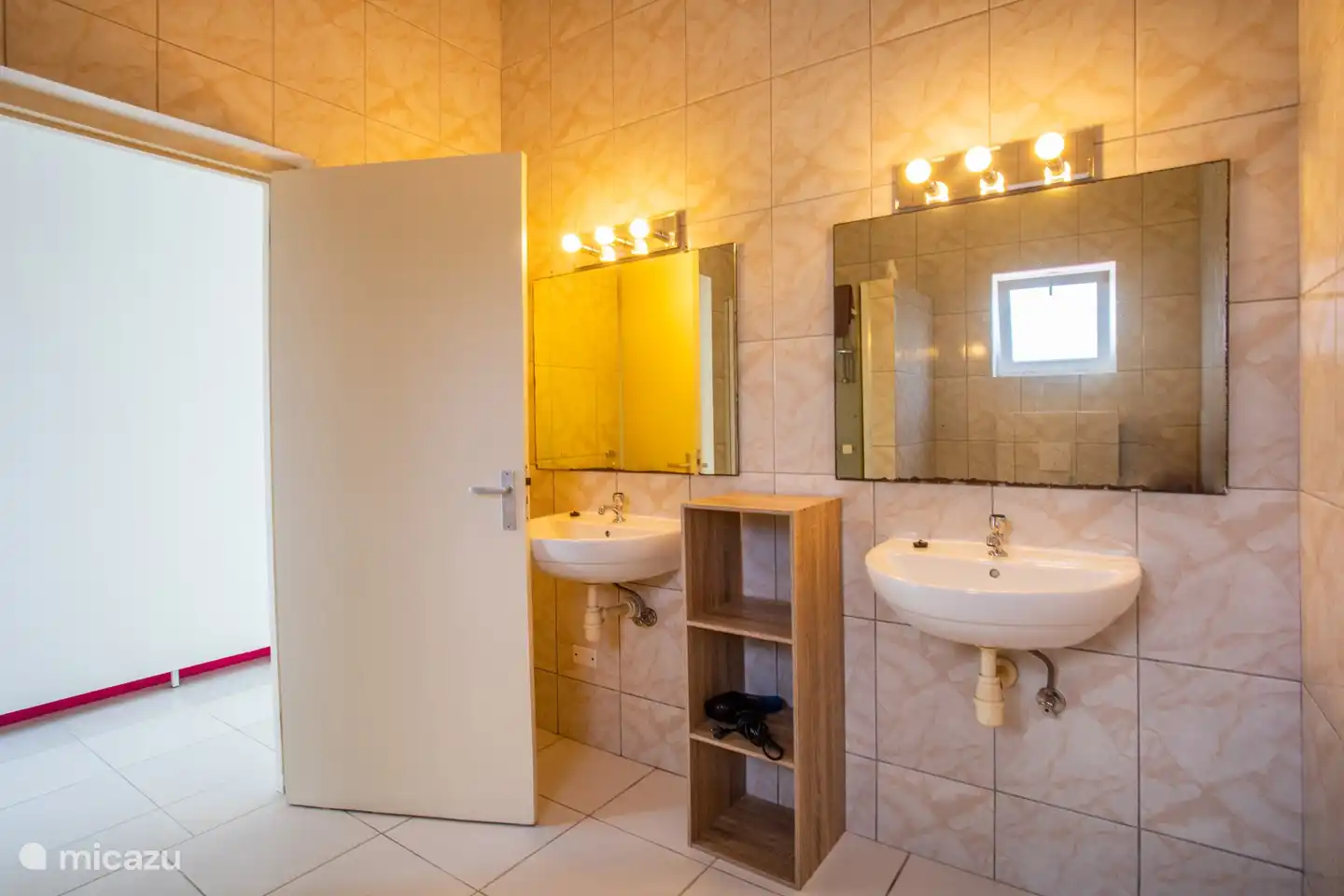 Geräumiges Badezimmer mit Dusche, Waschbecken und Toilette