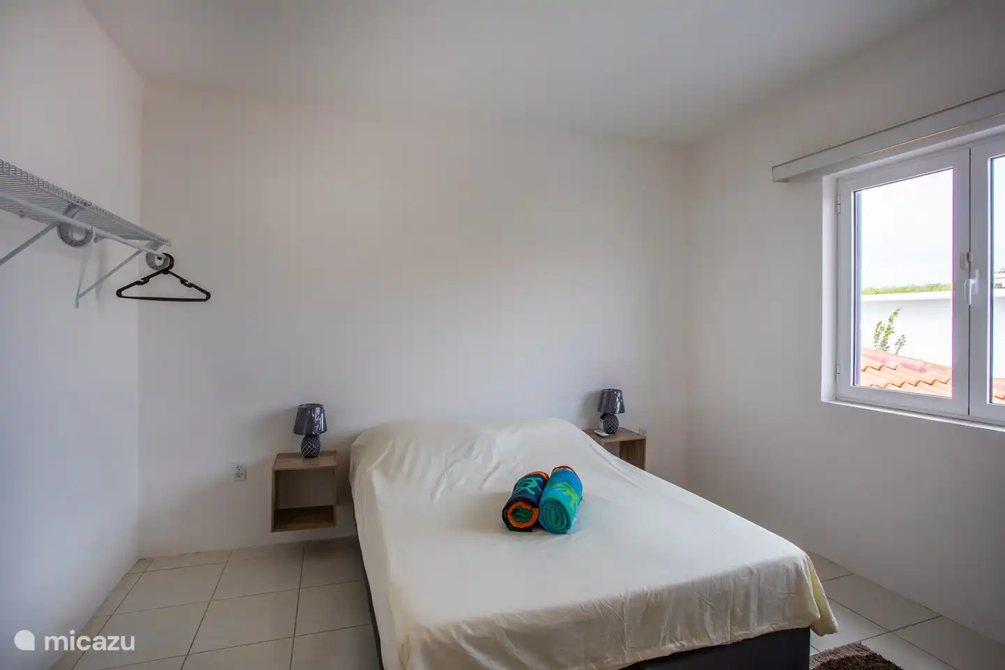 Schlafzimmer mit Doppelbett und Gemeinschaftsbad