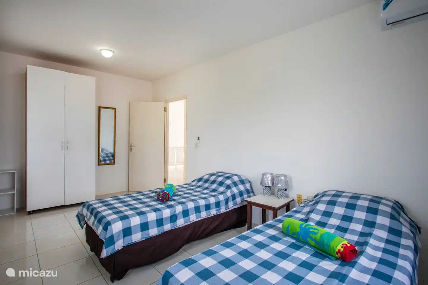 Schlafzimmer mit 2 Einzelbetten und Gemeinschaftsbad