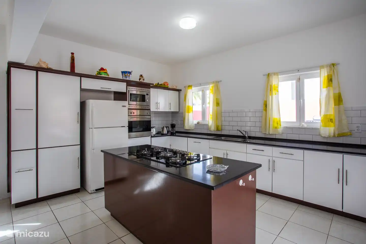 Voll ausgestattete Küche mit Kochinsel