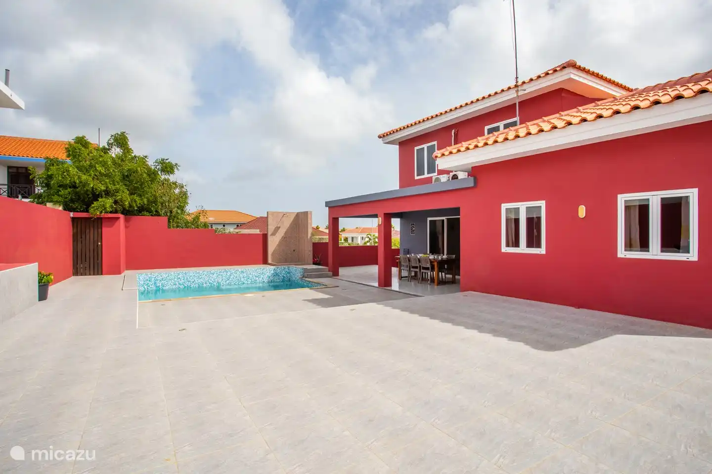 Geräumige Veranda mit Swimmingpool