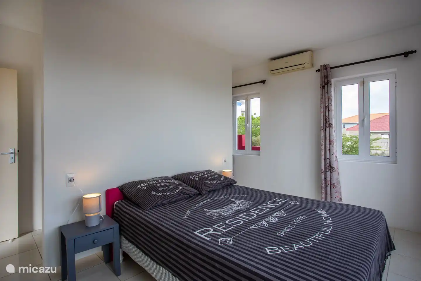 Schlafzimmer mit Doppelbett und eigenem Bad