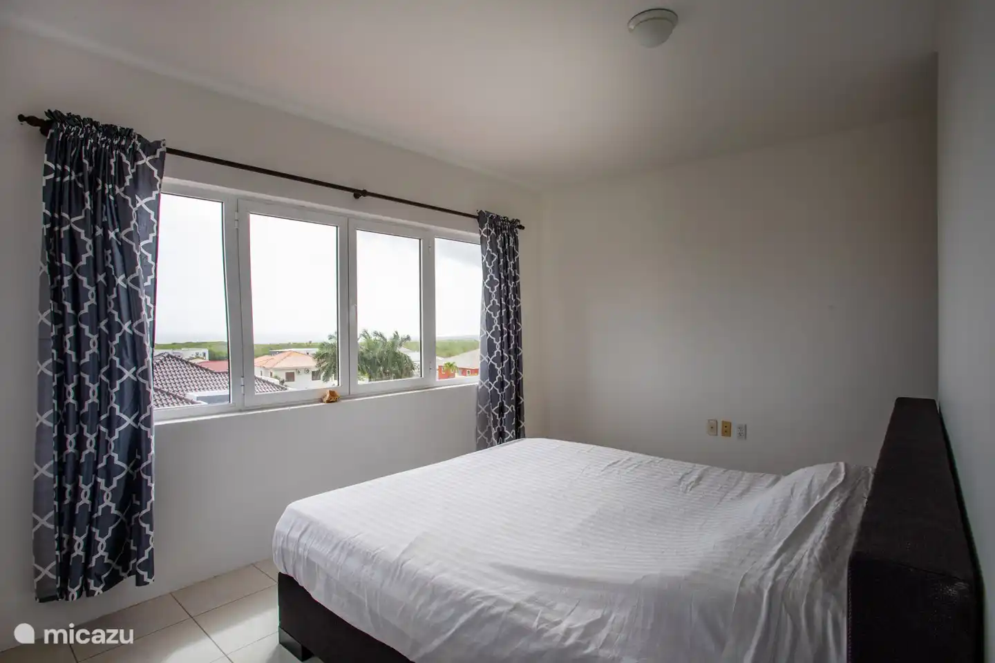 Schlafzimmer mit Doppelbett und eigenem Bad