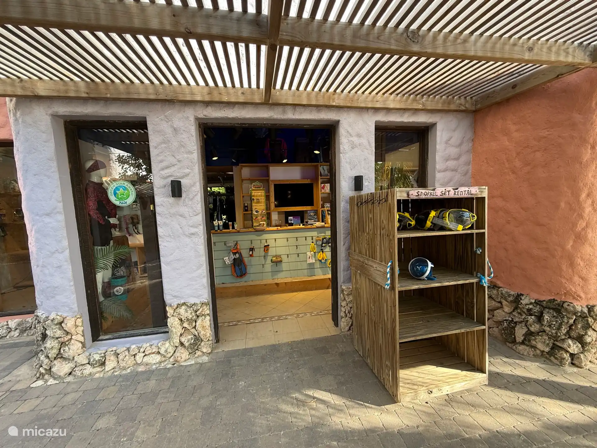 Duikschool met winkel op het strand