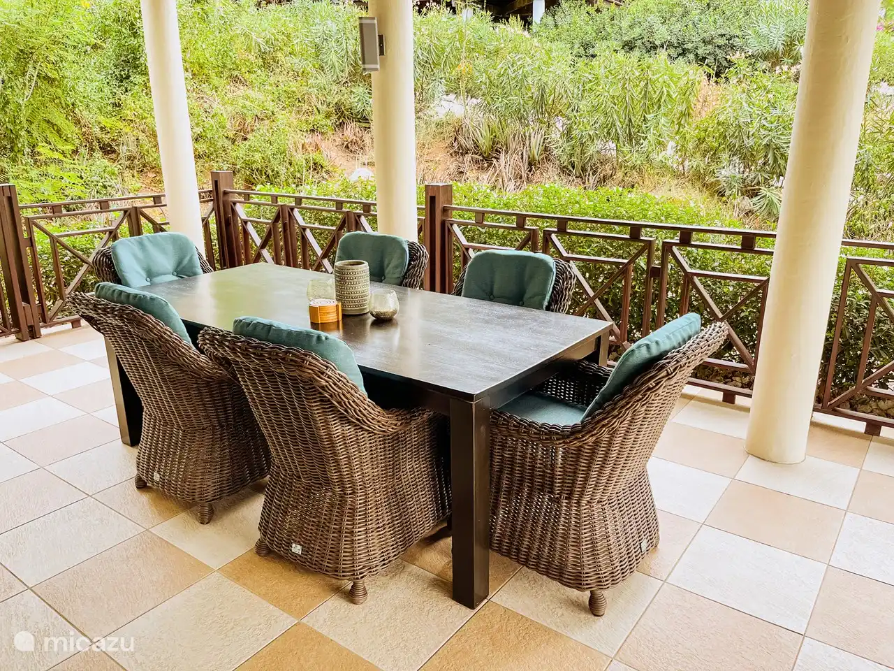 Amplia mesa de comedor con sillas de lujo