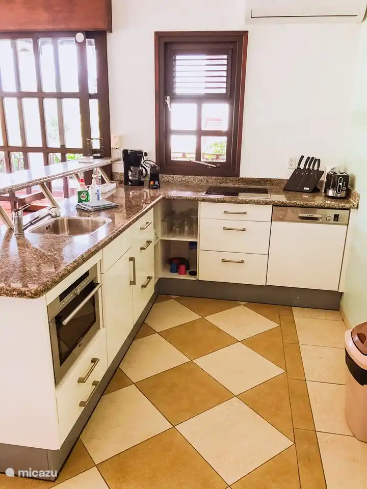 Cocina de lujo con horno combinado, lavavajillas y vitrocerámica