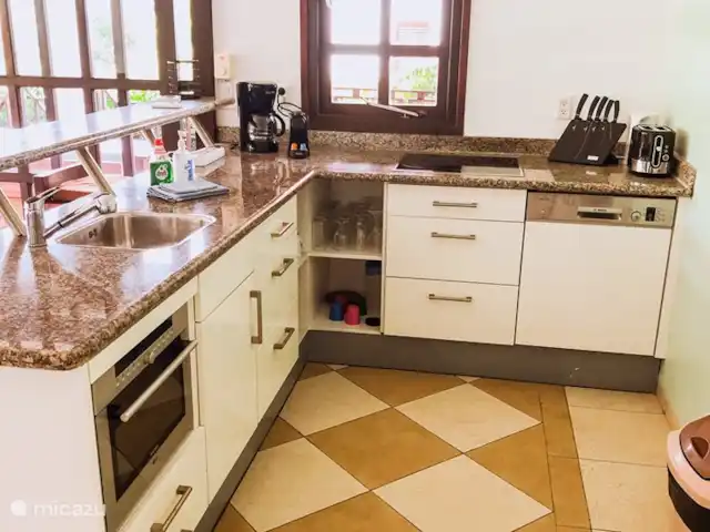 Belle villa à Blue Bay Resort | Curaçao, Curaçao-Centre, Blue Bay - villa Cuisine de luxe avec four combiné, lave-vaisselle et plaque de cuisson
