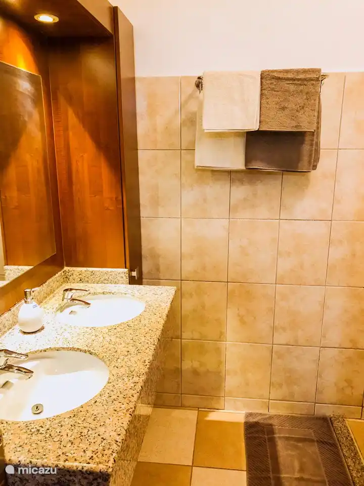 Baño privado en el primer dormitorio