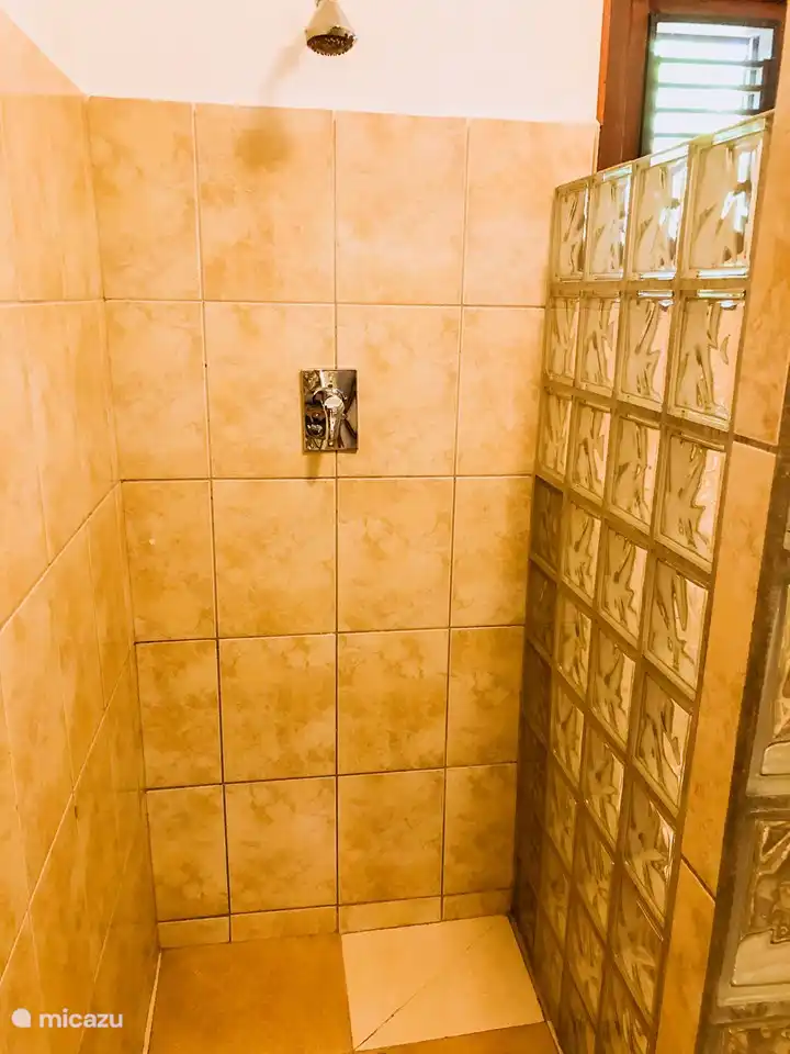 Baño privado en el primer dormitorio