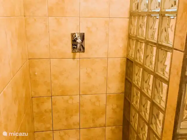 Belle villa à Blue Bay Resort | Curaçao, Curaçao-Centre, Blue Bay - villa Salle de bain privée dans la première chambre