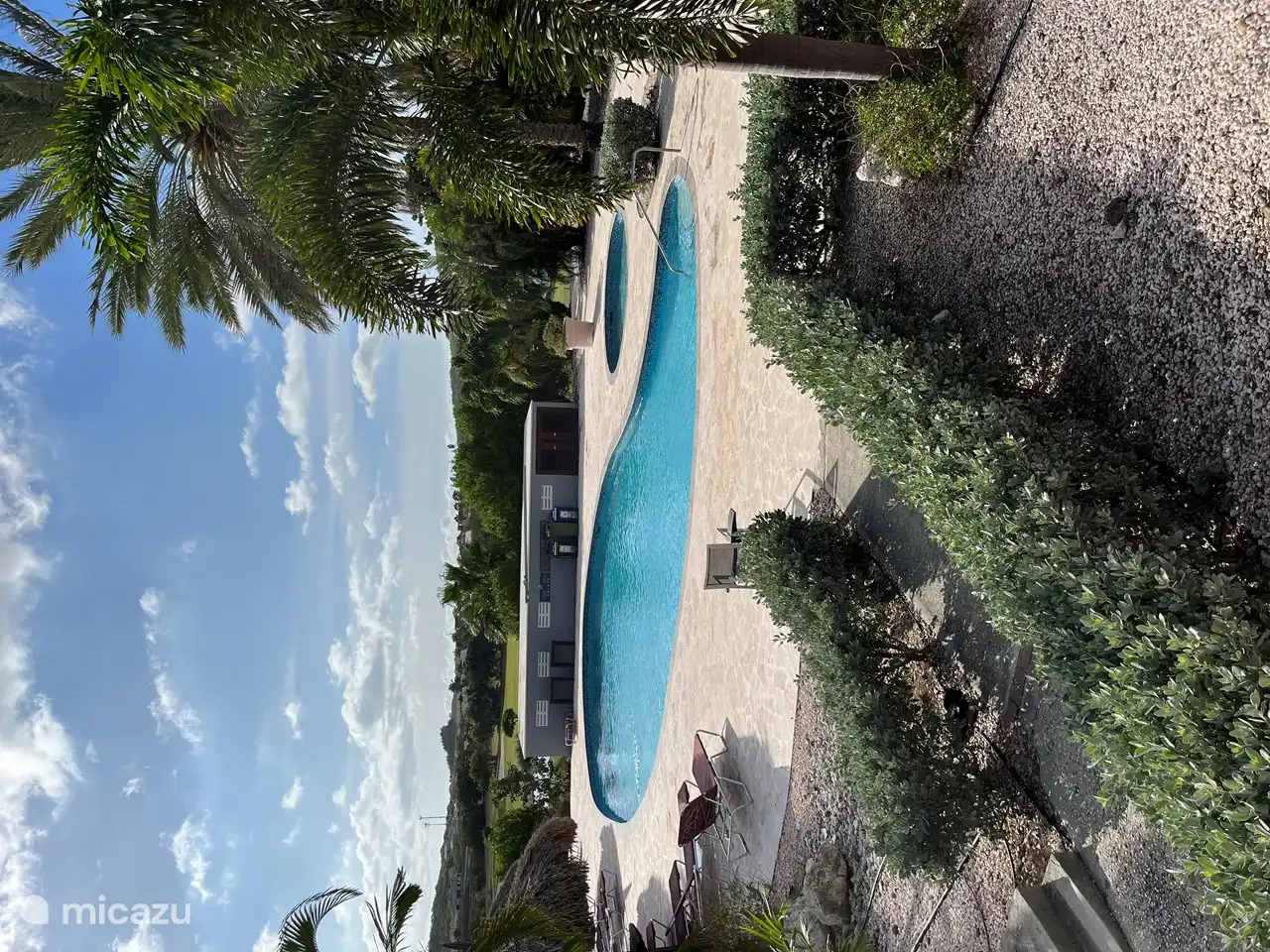 Hermosa piscina en el resort.