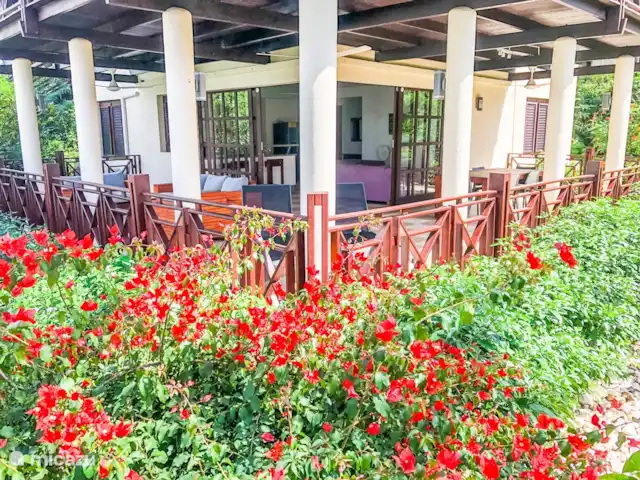 Belle villa à Blue Bay Resort | Curaçao, Curaçao-Centre, Blue Bay - villa Belle terrasse couverte spacieuse avec ventilateurs, salon, chaises longues et table à manger