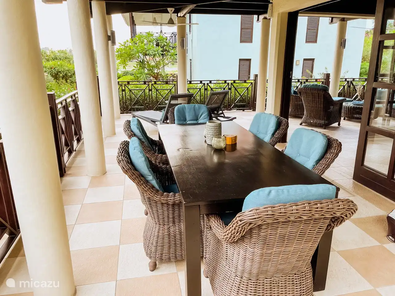 Amplia mesa de comedor con sillas de lujo