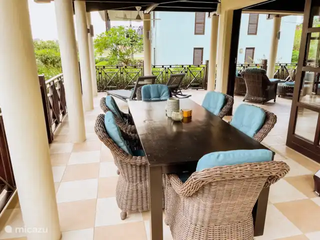 Belle villa à Blue Bay Resort | Curaçao, Curaçao-Centre, Blue Bay - villa Table à manger spacieuse avec des chaises luxueuses