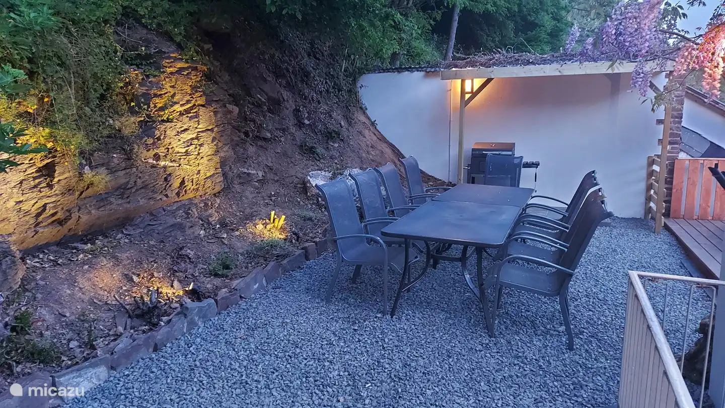 Acogedor jardín con barbacoa y solarium con tumbonas. En el borde del bosque y las rocas.