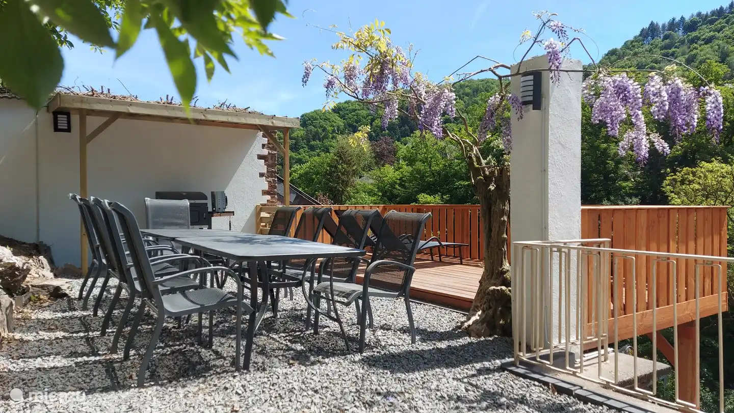 Acogedor jardín con barbacoa y solarium con tumbonas. En el borde del bosque y las rocas.