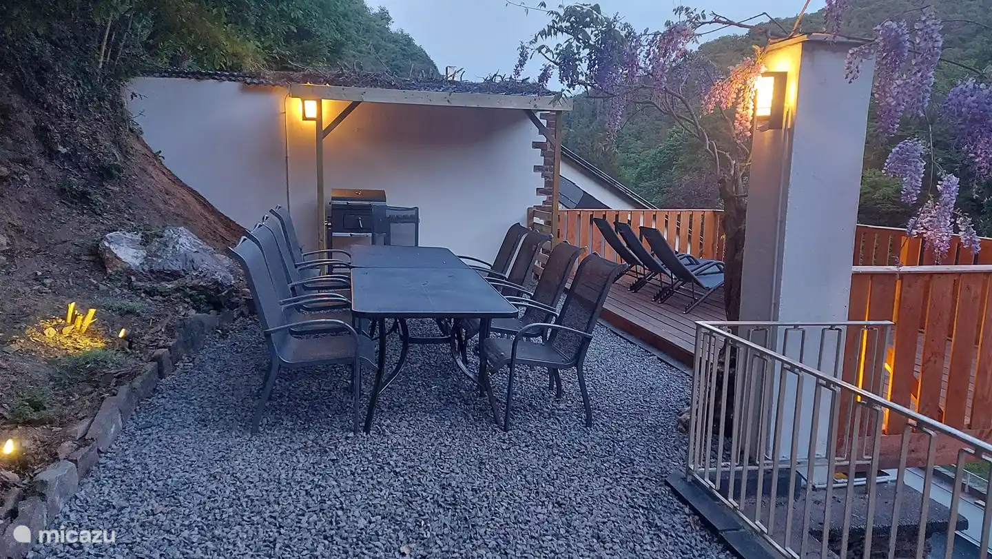 Acogedor jardín con barbacoa y solarium con tumbonas. En el borde del bosque y las rocas.