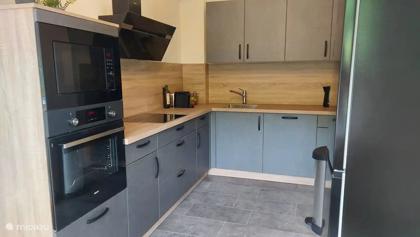 Cocina con todos los electrodomésticos