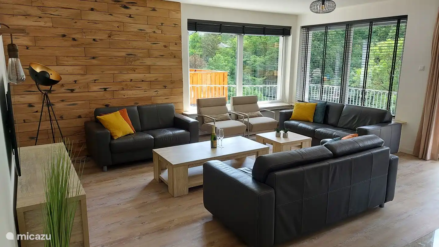 Salón con Smart TV, acceso a cocina y balcón