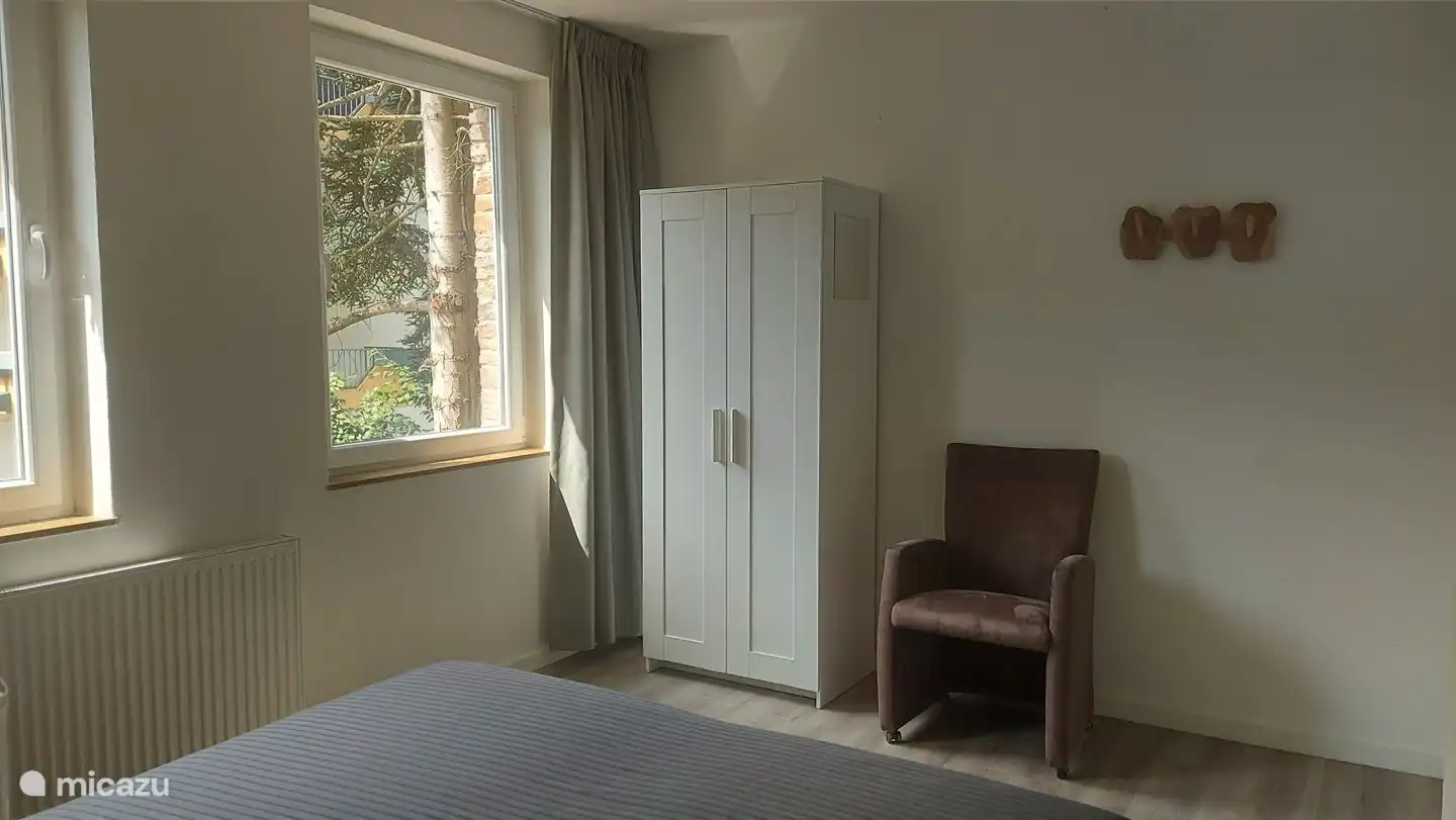 Dormitorio 5, armario y cama king size 180*200.
Schlafzimmer 5, Kleiderschrank y Kingsize-Bett 180*200