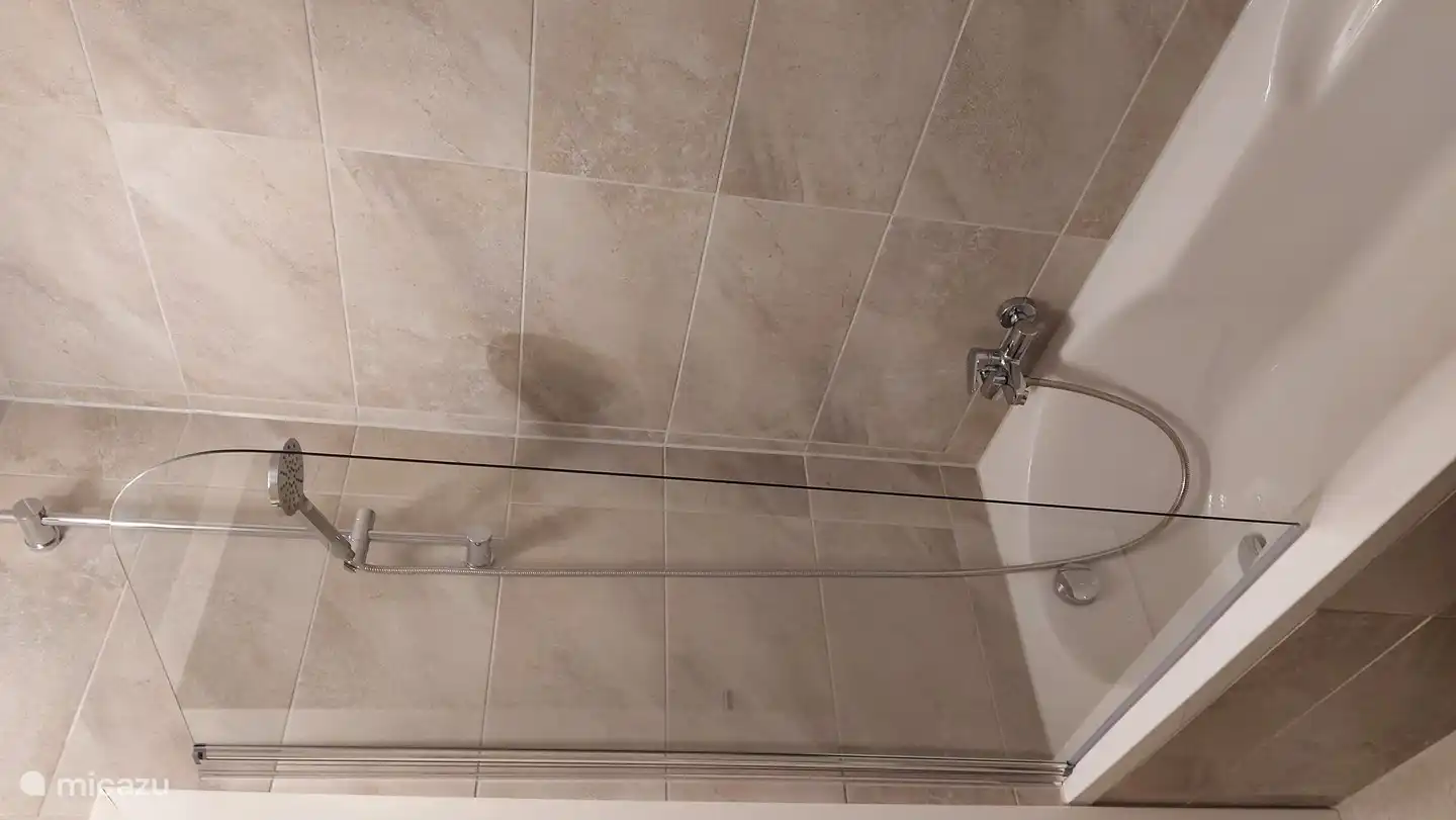 Cuarto de baño1, con bañera y WC en la 2ª planta.