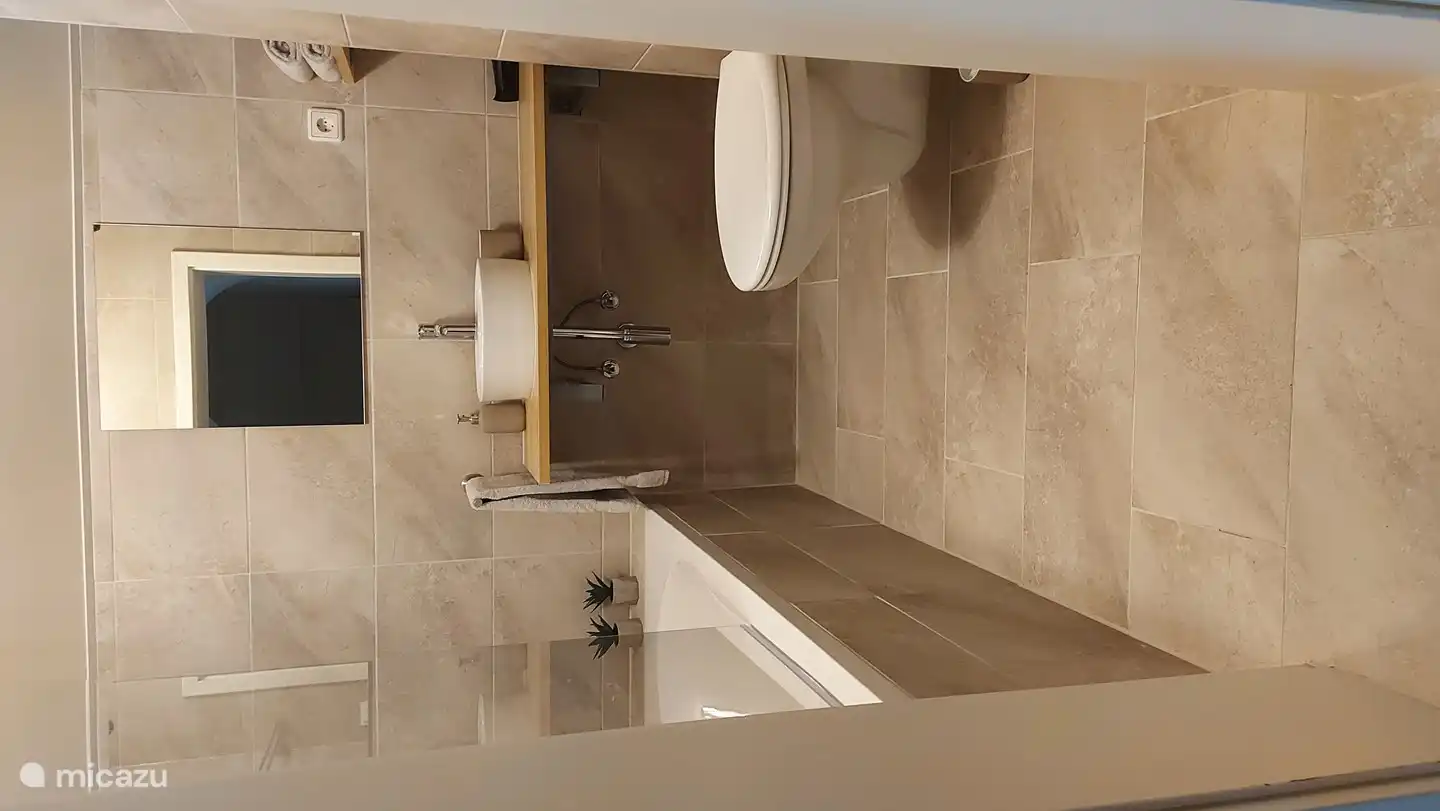 Cuarto de baño1, con bañera y WC en la 2ª planta.