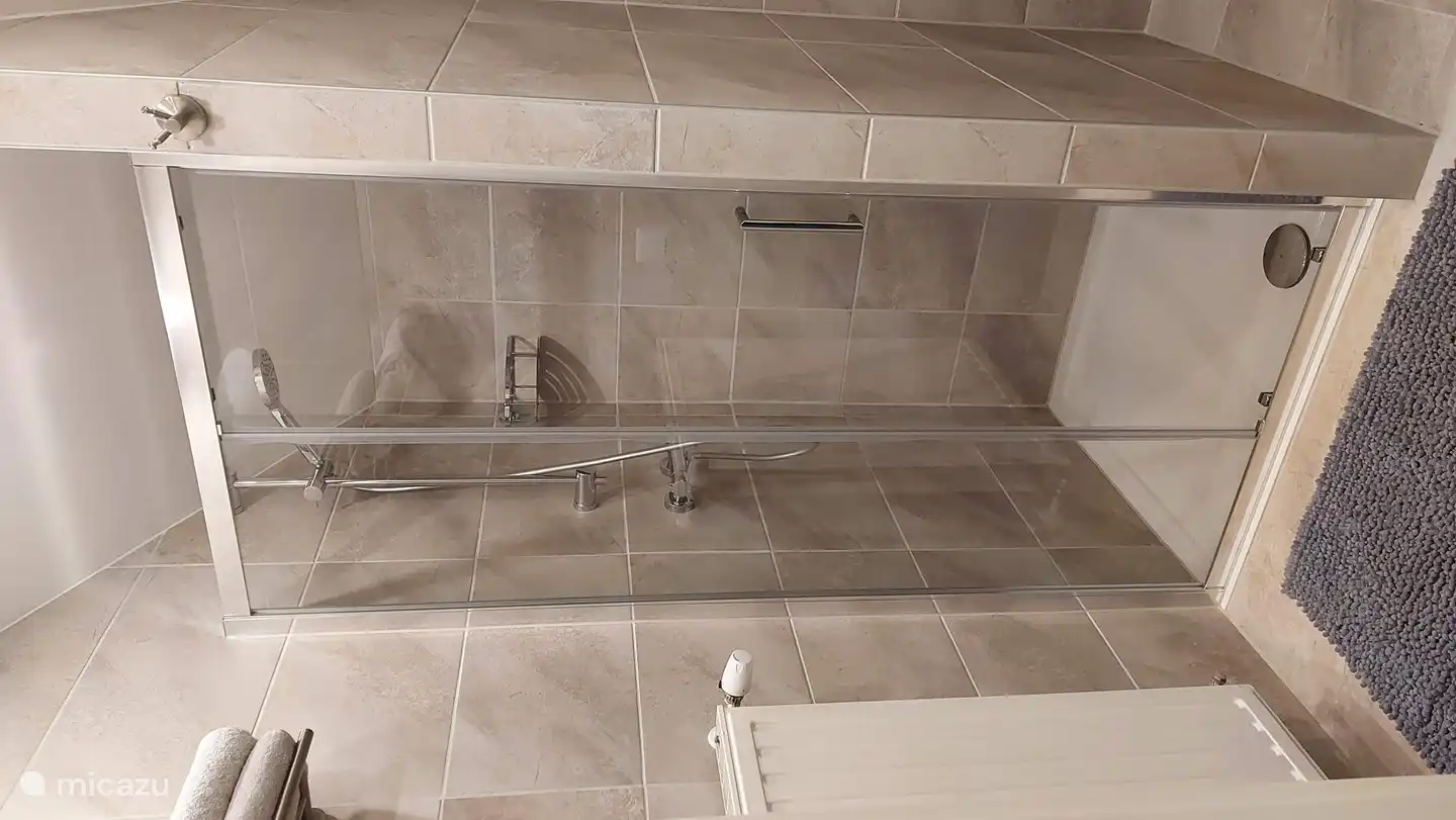 Cuarto de baño 2, con ducha, inodoro y lavabo en el segundo piso.