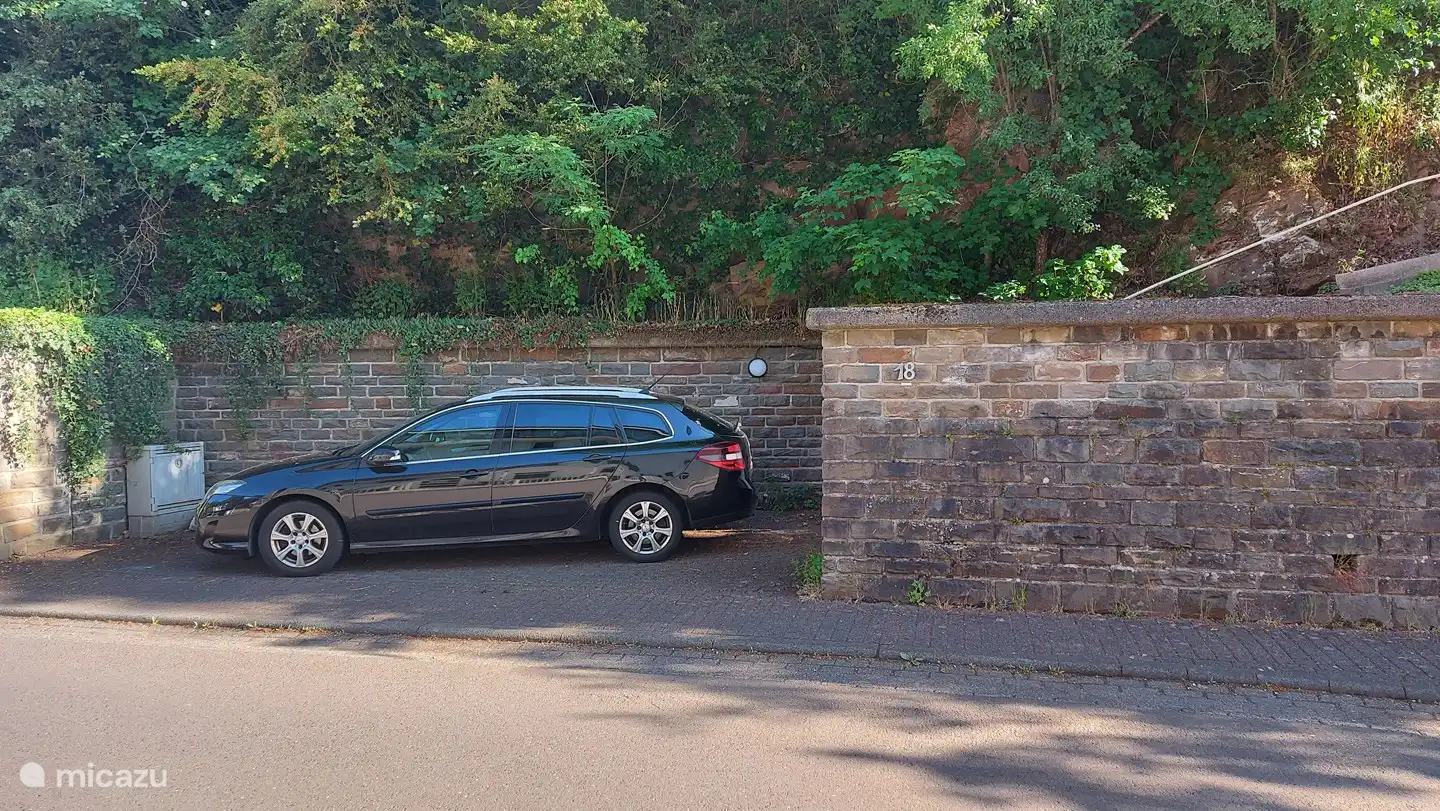 Plaza de aparcamiento propia, se pueden aparcar 2 coches pequeños en ángulo. Otros coches pueden pasar por la calle previo pago de 3 euros (por favor indícanoslo con antelación porque necesitamos crear un ticket)