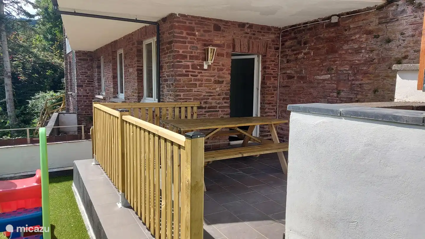 asientos en el parque infantil