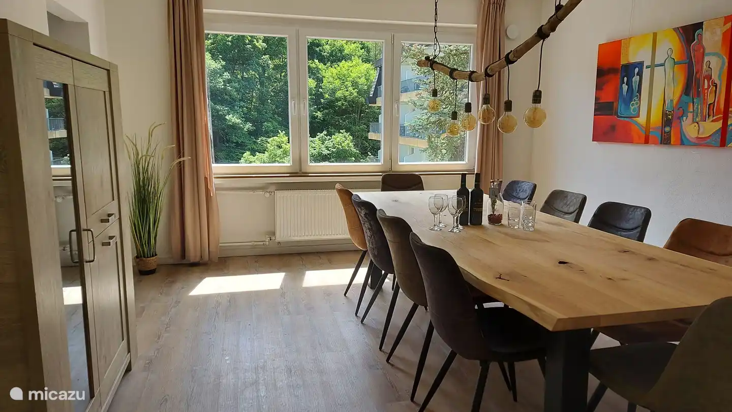 Comedor con mesa de tronco de árbol y 10 sillas