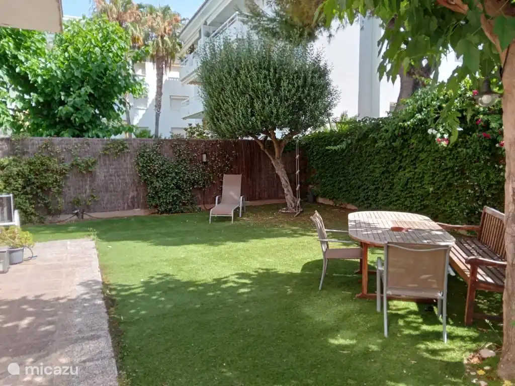 Großer Garten mit viel Privatsphäre, Sonne und Schatten