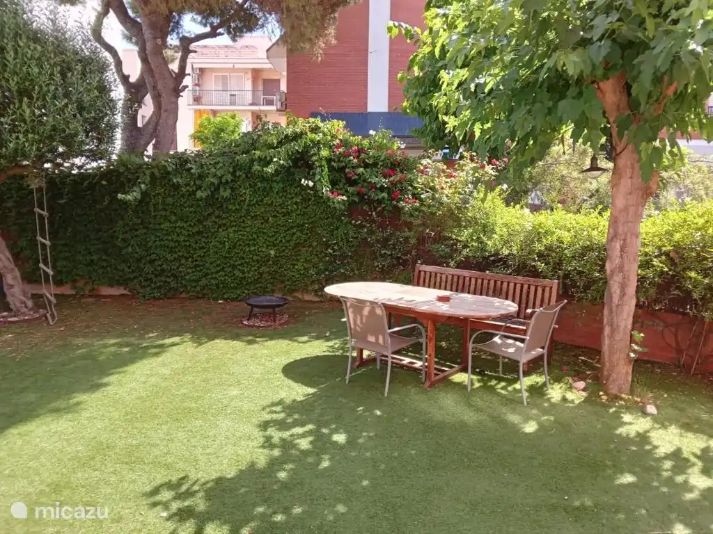 Großer Garten mit viel Privatsphäre, Sonne und Schatten