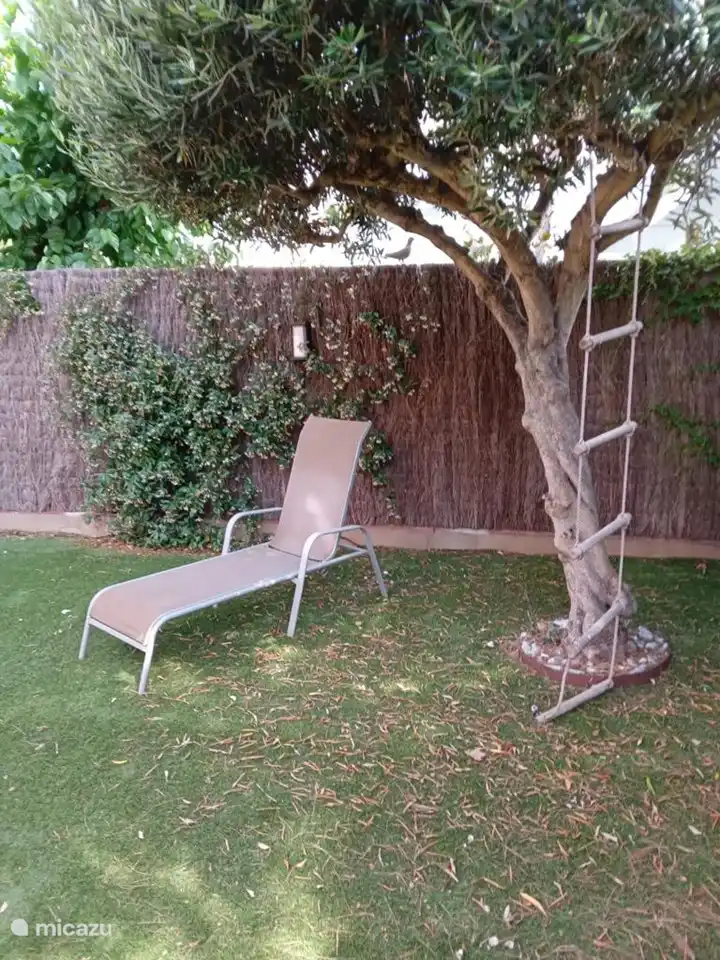 Großer Garten mit viel Privatsphäre, Sonne und Schatten