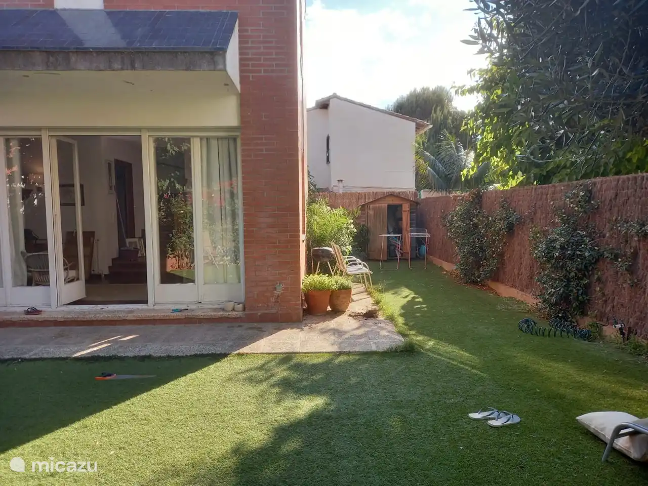 Großer Garten mit Grill