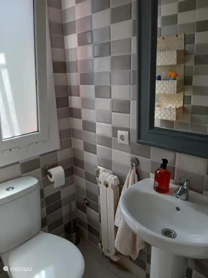 2 Badezimmer mit Dusche, Badewanne und WC