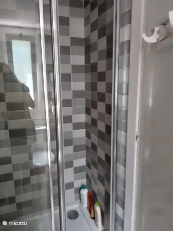 2 Badezimmer mit Dusche, Badewanne und WC