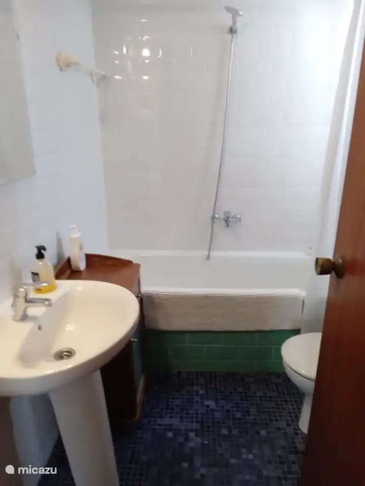 2 Badezimmer mit Dusche, Badewanne und WC