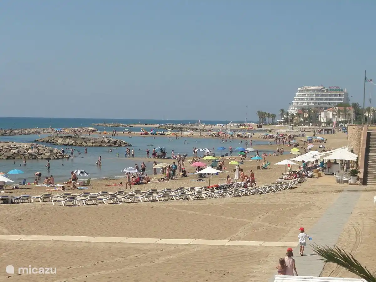 Großer kinderfreundlicher Strand direkt vor der Tür