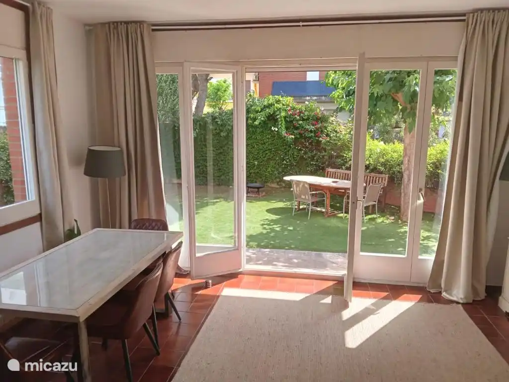 Geräumiges, helles Wohn- und Esszimmer