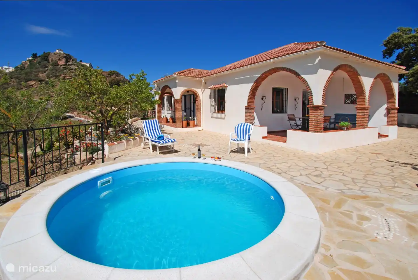 Und dann zurück in den Pool, um sich zu erfrischen. Das Leben kann hart sein, nicht wahr?