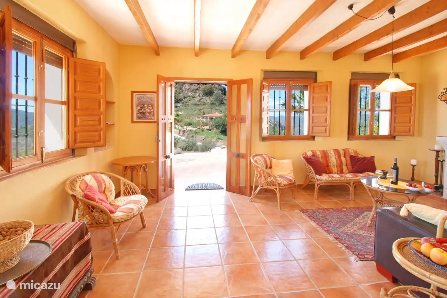 Das Wohnzimmer ist hell und es gibt eine Tür, die auf die Terrasse vor dem Haus führt.