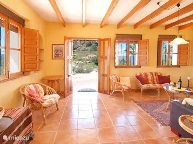 Villa Los Cuatro Vientos huren in Spanje, Costa del Sol, Comares - villa De woonkamer is licht en er is een deur die uitgeeft pop het terras voor het huis.