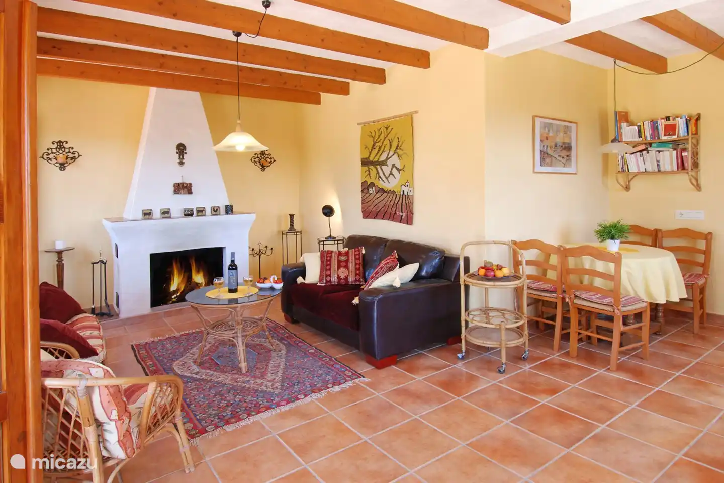 Der Essbereich ist gemütlich und ein schöner Ort, um Spiele zu spielen.