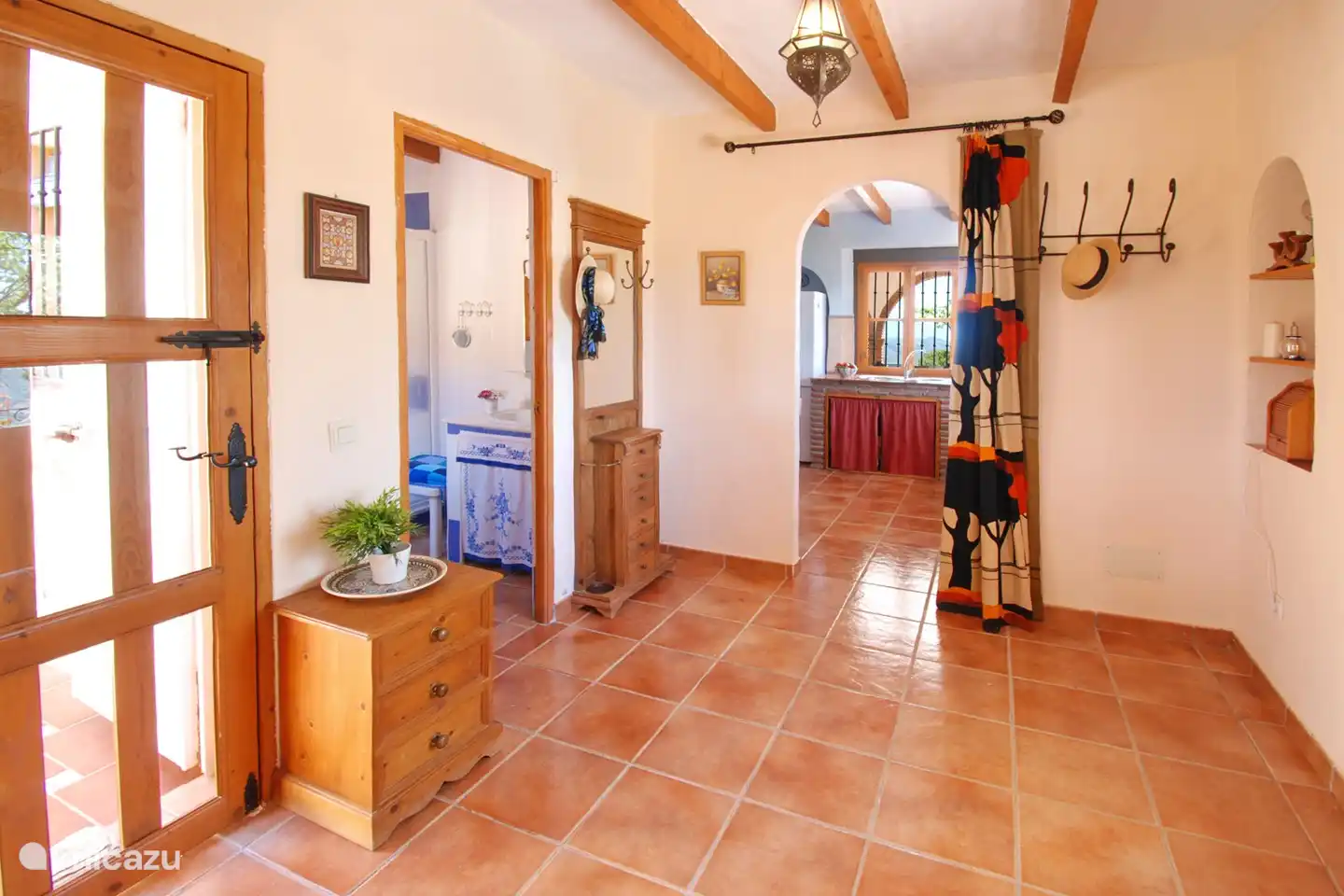 Die Diele verbindet den Wohnraum, die Küche, ein Badezimmer und die Terrasse.