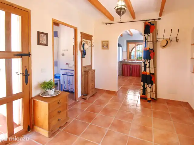 Villa Los Cuatro Vientos huren in Spanje, Costa del Sol, Comares - villa De hal verbindt de leefruimte, de keuken , een badkamer en de patio.