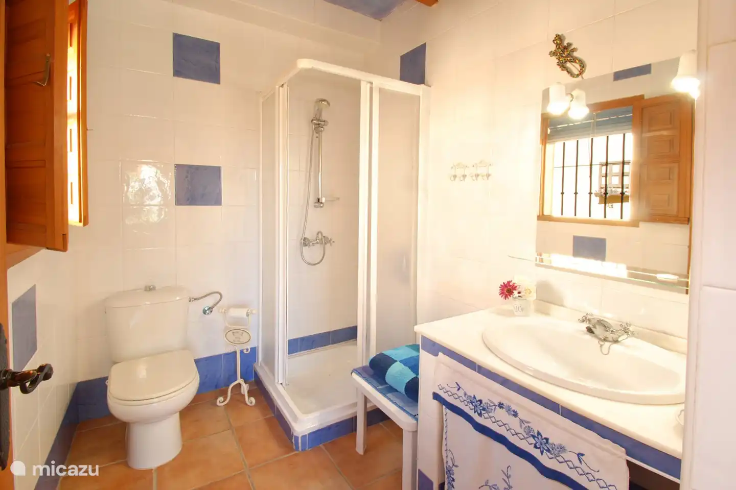 Badezimmer 1 mit Dusche und WC.